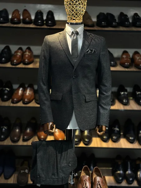 Costume en deux pièces noir a motifs