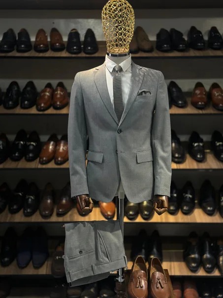 Costume en gris clair deux pièces