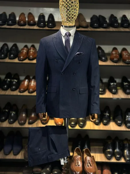 Costume croisé en bleu marine rayé