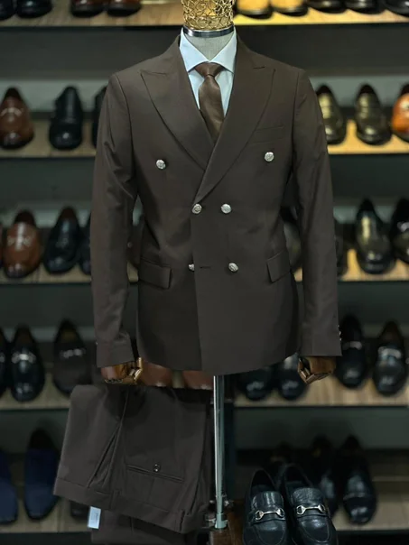 Costume croisé en marron chic