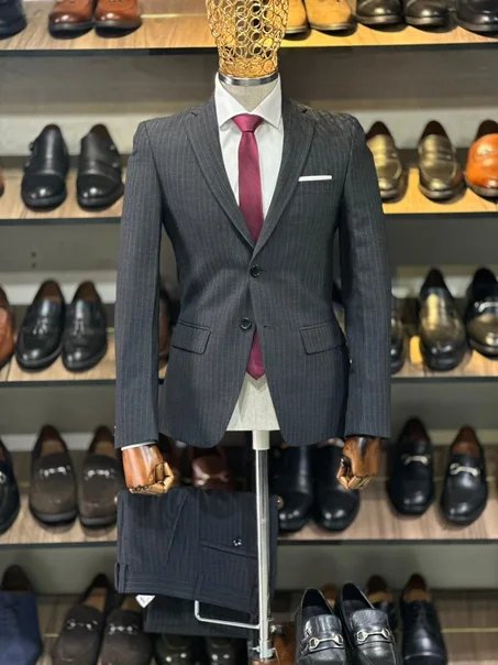 Costume en gris foncé rayé deux boutons