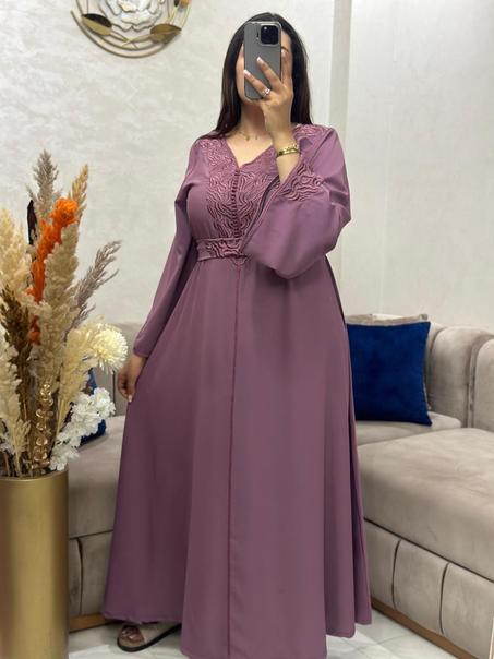 قفطان فاسي عصري بألوان ساحرة وخياطة فاخرة