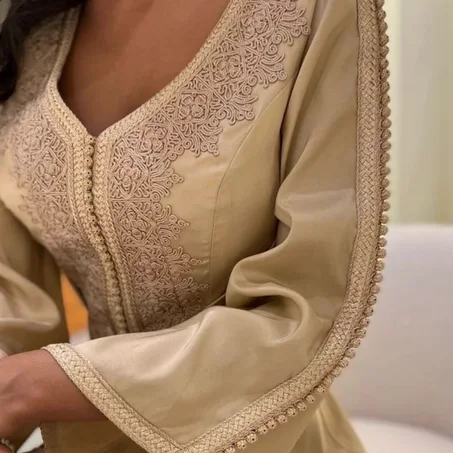 ملابس تقليدية لنساء