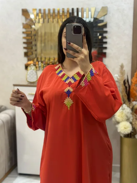 كندورة الكريب البارد... راحتك وأناقتك فهاد الصيف! 🌸