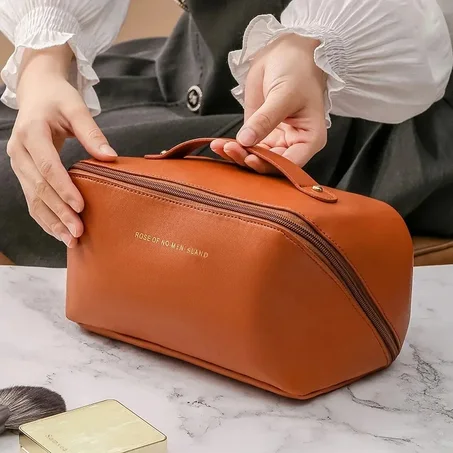 L’élégance Nomade : La Trousse de Maquillage Premium Pro™