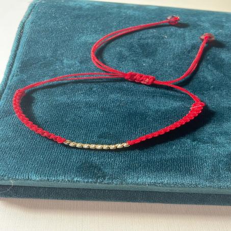 براسلي بالخيط و كرات الذهب / Bracelet  de fil et de boules d'or