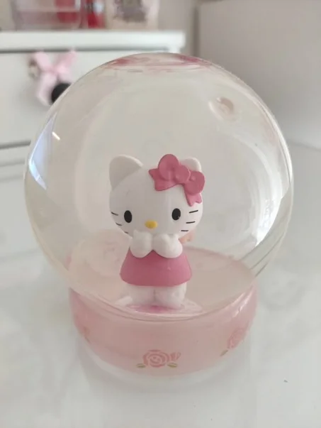 hello kitty snow globe