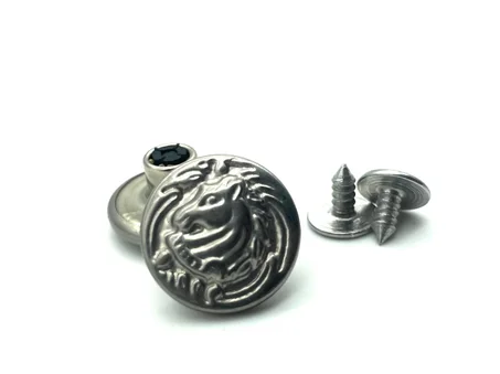 زر معدنية فضية عتيقة مع شكل رأس أسد