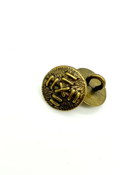 زر زخرفي عتيق