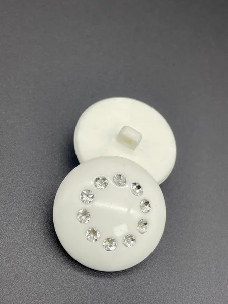 زر أبيظ بلاستك