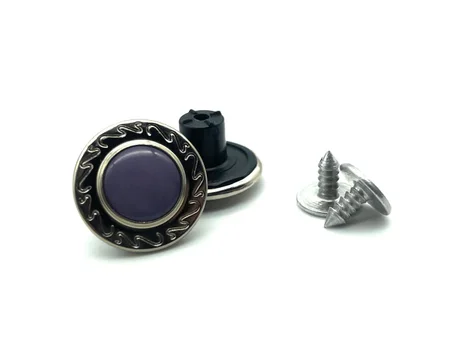 زر  للجينز  تتكون من جزء زخرفي (أرجواني وفضي) وبرشام لولبي