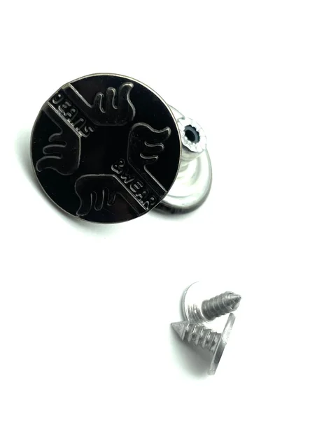 زر جينز معدني محفور عليه شعار "DEANS WEAR"