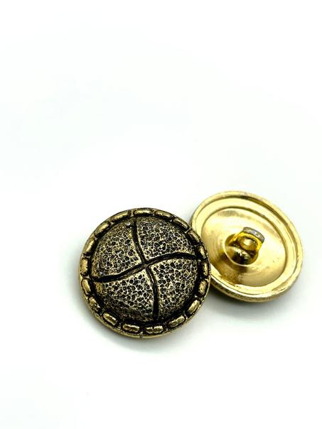 زر معدني ذهبي ومعتق