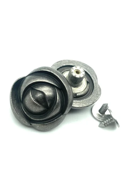 زر جينز معدني باللون الفضي مع شكل وردة.