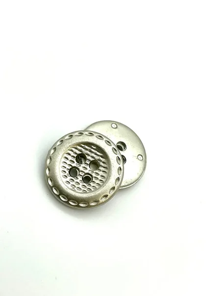 زر فضي صغير