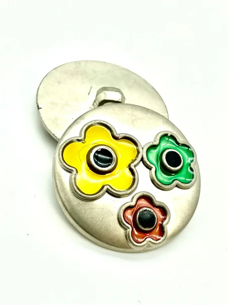 زر زخرفي دائري من المعدن الفضي