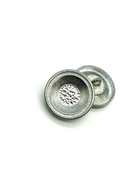 زر معدني فضي ذو ملمس مطروق في المنتصف.