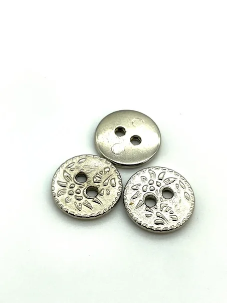 زر فضي صغير