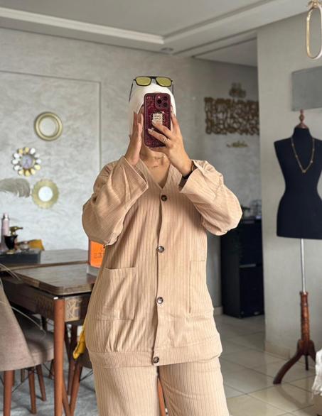 طقم ناعم وأنيق بتصميم عملي يجمع بين الراحة والبساطة الراقية