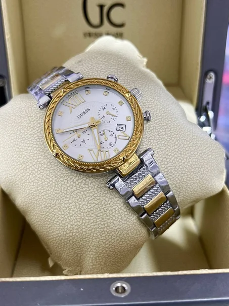 ساعة يدوية Guess