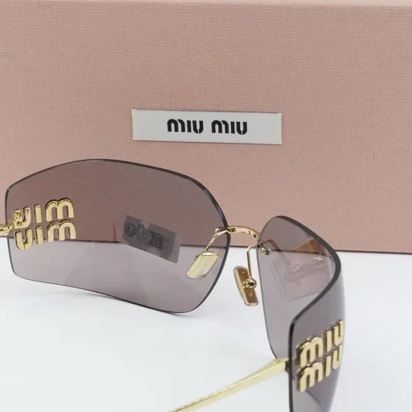 نظّارات Miu Miu الشمسية الشهيرة – جودة مثالية وتوصيل فابور!