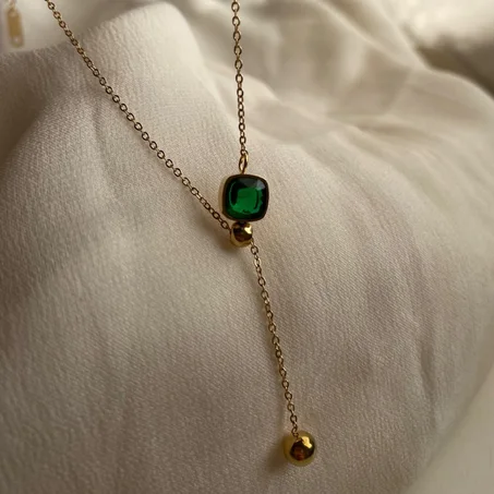 Collier a pendentif vert émeraude