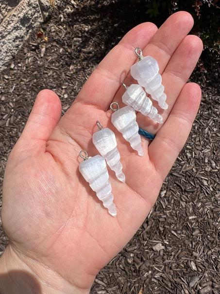 PENDENTIF EN SELENITE (cône)