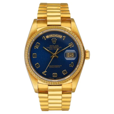 ساعة رولكس ذهبي مع أرضية أزرق