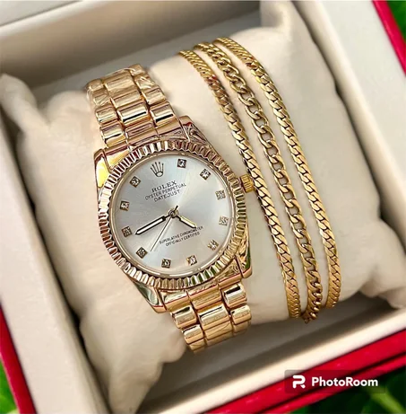 ساعة روليكس ذهبي مع أرضية أبيض
