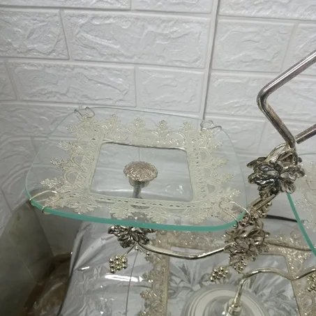 Assiette de trois étagères en ARGENT et VERRE