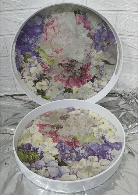 Plateau rond en bois décoré à l'époxy