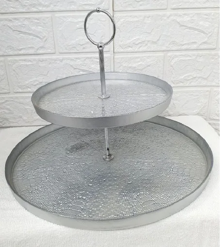 Assiettes de gâteaux en deux étages