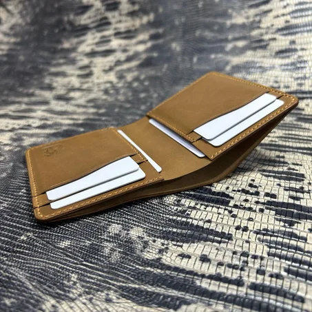 محفظة مصنوعة من جلد طبيعي 100٪ ومخيطة يدويا لحمل بطاقات واموال
