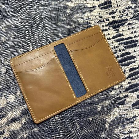 محفظة مصنوعة من جلد طبيعي 100٪ ومخيطة يدويا لحمل بطاقات واموال