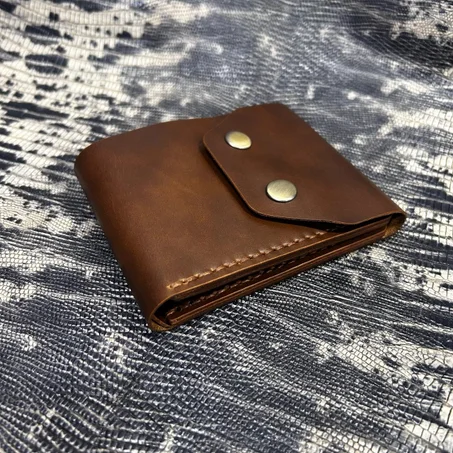 محفظة ذات تصميم عصري للأشخاص كلاسيكيين  _ مصنوع يدويًا بدقة لضمان الجودة والمتانة