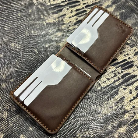 محفظة جلدية مصنوعة يدويا بطريقة محترفة و متقونة