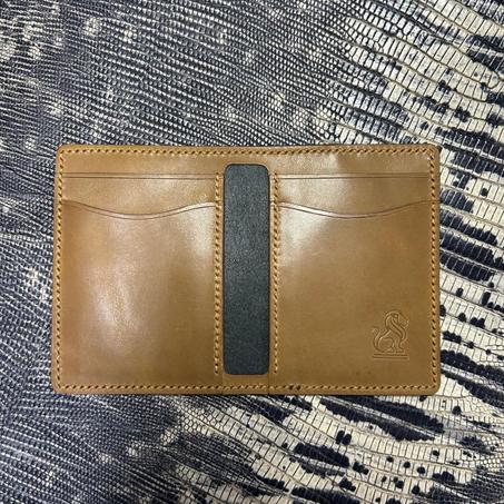 محفظة مصنوعة من جلد طبيعي 100٪ ومخيطة يدويا لحمل بطاقات واموال