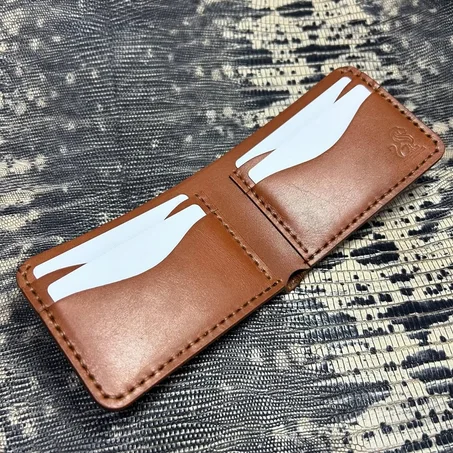 محفظة ذات تصميم عصري للأشخاص المميزين . مصنوع باستخدام جلد البقر الإيطالي ، مصنوع يدويًا بدقة لضمان الجودة والمتانة