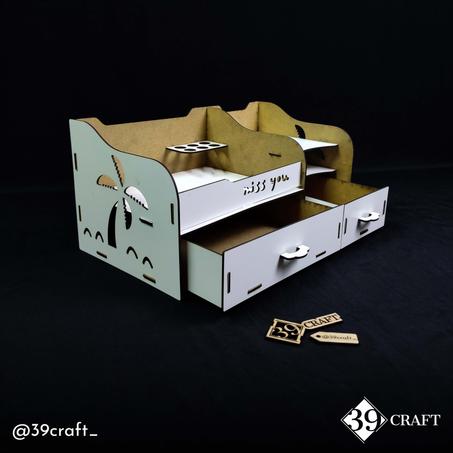 منظم مواد التجميل بتصميم مميز ومساحات مخصصة لأحمر الشفاه والماسكرا ومواد أخرى