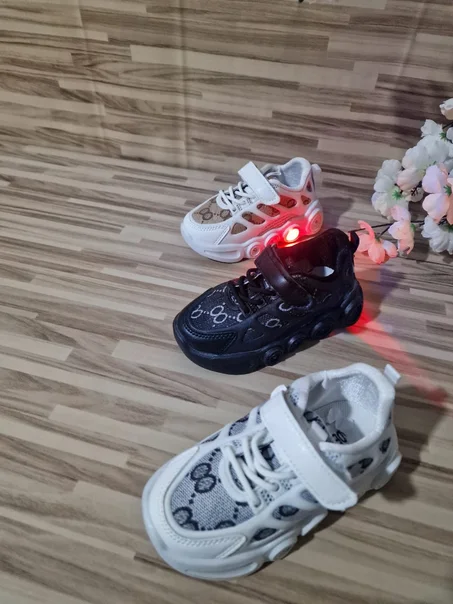 حذاء أطفال مضيء بتصميم عصري وأنيق 👟✨