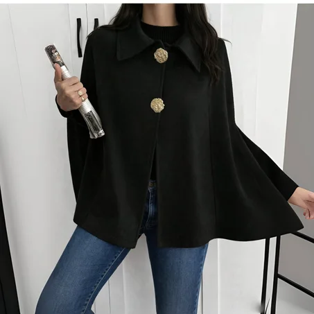 Cape Noire élégante femme –  boutons dorés