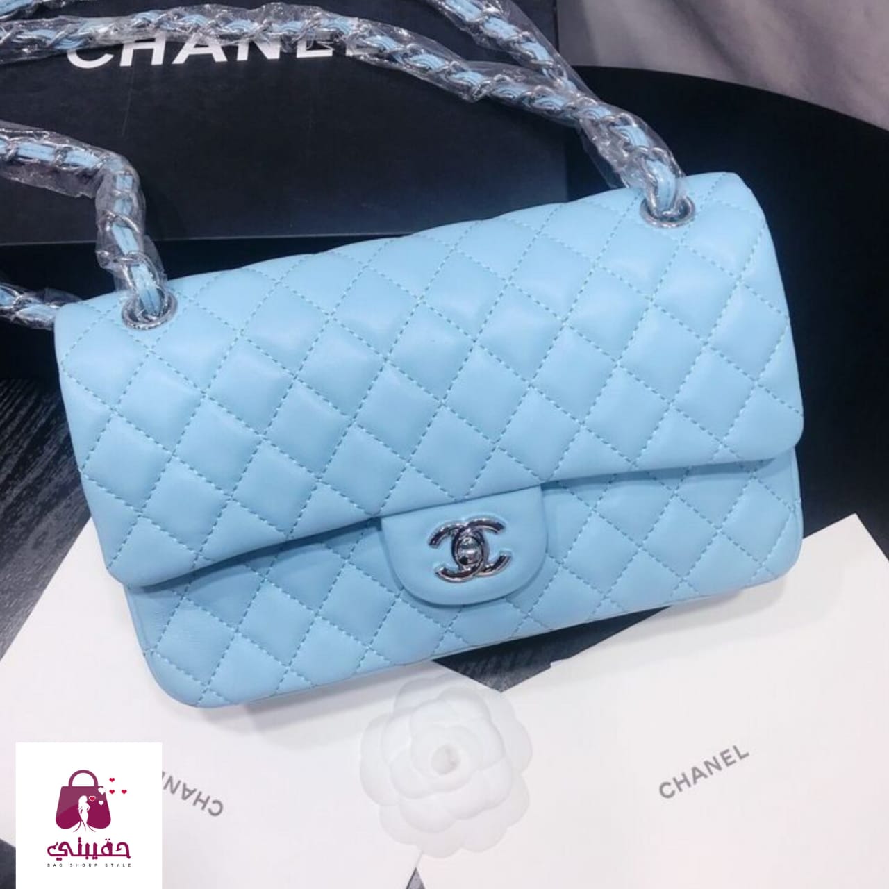 حقيبة يد فاخرة من CHANEL – تصميم أنيق يليق بكل إطلالة