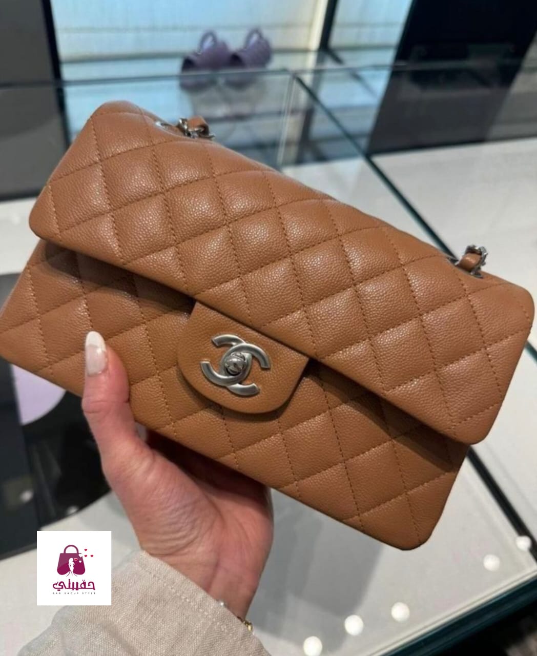 حقيبة يد فاخرة من CHANEL – تصميم أنيق يليق بكل إطلالة