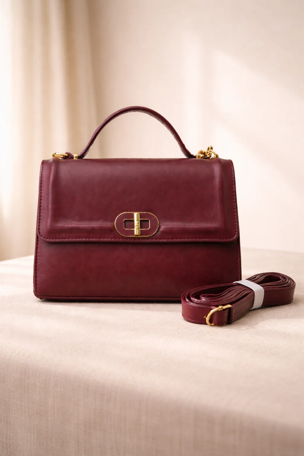 حقيبة نسائية أنيقة بلون خمري – لمسة فخامة يومية