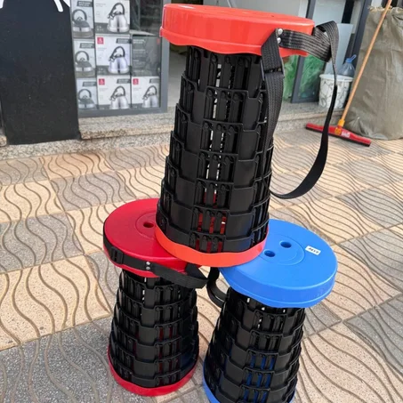 كرسي بلاستيكي قابل للطي متعدد الاستخدامات – خفيف، متين وسهل الحمل