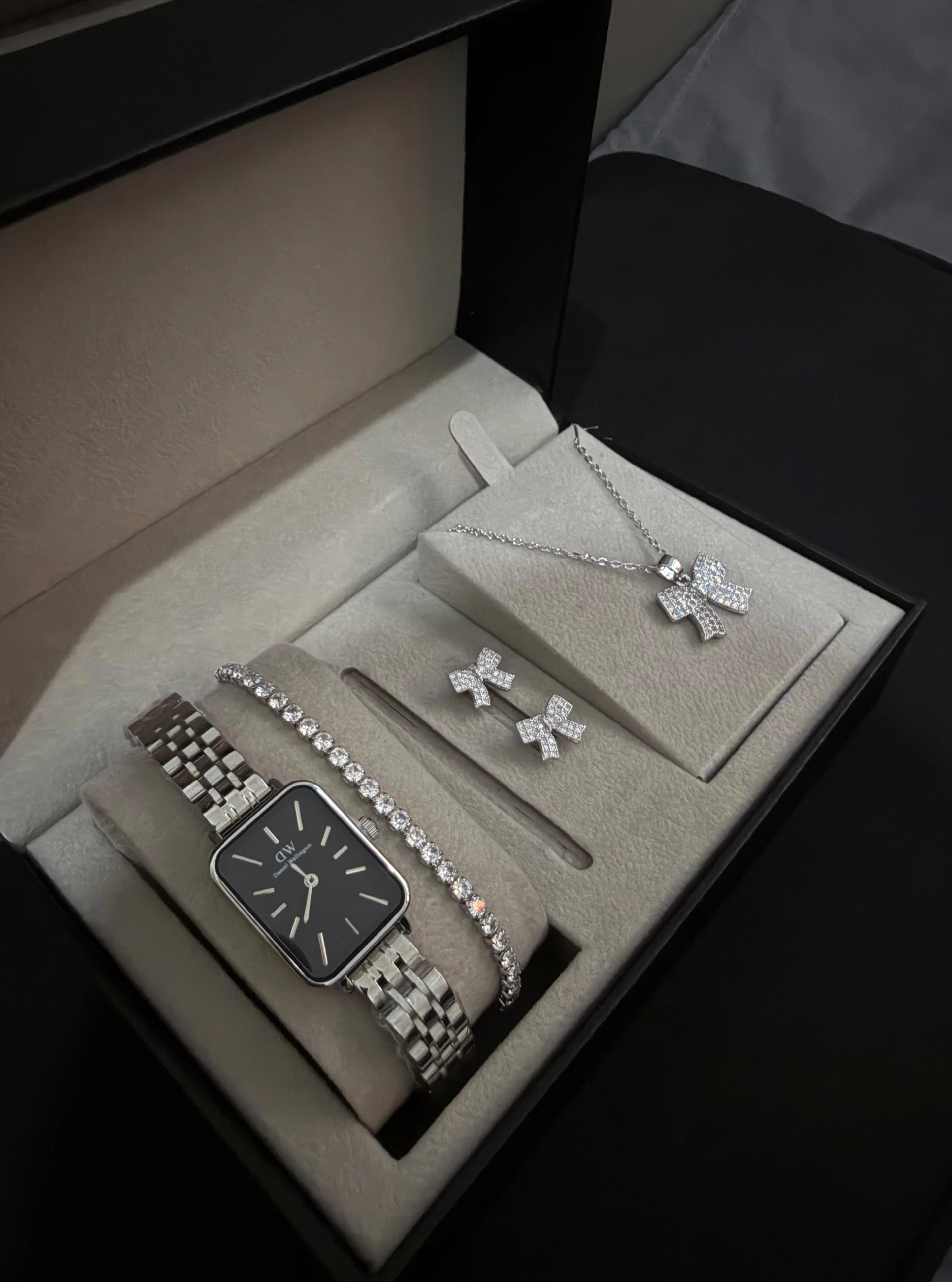 Coffret Élégance Émeraude – Montre Daniel & Ensemble papillon