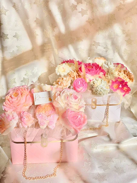 Carré Floral en Cire – Élégance Rosée