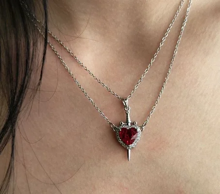 Collier Double Rang "Cœur et Poignard" – Chaîne en Argent et Cristal Éclatant (Rouge / Rose)