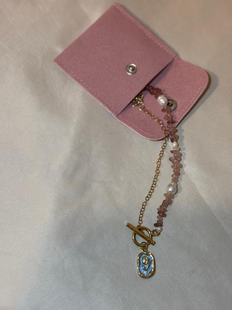 🌸 Collier "Bleu Fraise" 🍓✨ – Quartz & Chaîne Dorée