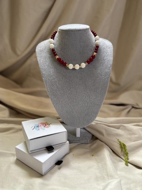 Collier Rouge Écarlate – Corail & Onyx Blanc